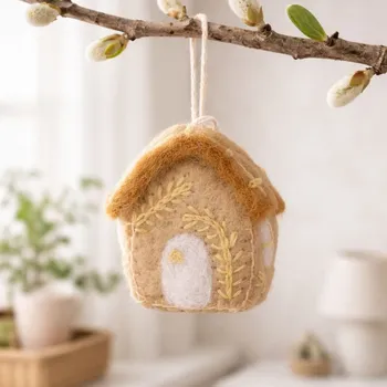 Velikonoční dekorace Gry & Sif Závěsný plstěný jarní domeček okrový
