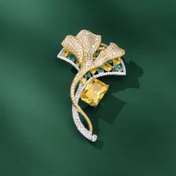 Brož Éternelle Brož ve tvaru listu jinanu s krytalem v barvě slunce B7400-XR14483 Zlatá