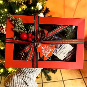 Vánoční dekorace Vánoční balíček s kávou a vánoční ozdobou