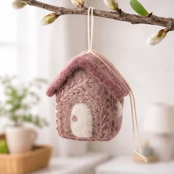 Velikonoční dekorace Gry & Sif Závěsný plstěný jarní domeček fialový