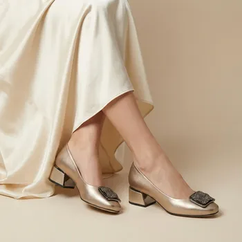 Dámské sandále Dámské zlaté kožené lodičky Letizia s výraznou kovovou ozdobou Velikost: 38