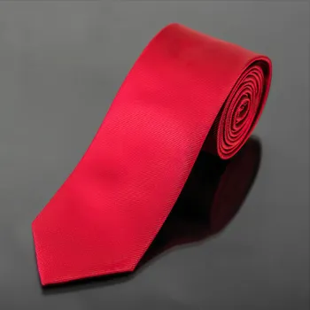 Kravata Kravata pánská AMJ, šikmý proužkovaný vzor KU0028, sytě červená