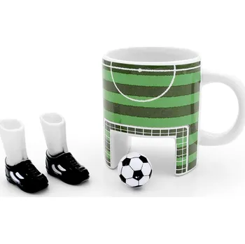 Hrnek pro milovníky fotbalu s brankou a kopačkami na prsty