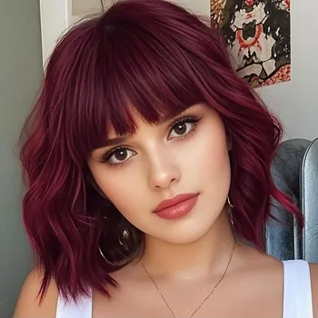 Čelenka Luxiremi paruky vínově červená speciální krátká kudrnatá vlnitá paruka bob s ofinou syntetická
