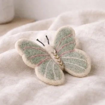 Velikonoční dekorace Gry & Sif Plstěný motýlek s vyšíváním zelený