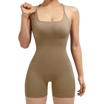 Dámský overall Dámský sportovní overal Tenká ramínka volná záda a kraťasy Jednobarevný fitness overal z nylonu a spandexu béžova L