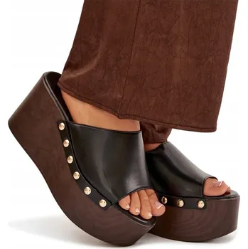 Dámské pantofle NAZOUVÁKY DÁMSKÉ EKO KOŽENÉ NA KLÍNKU A PLATFORMĚ S CVOČKY ČERNÉ 39