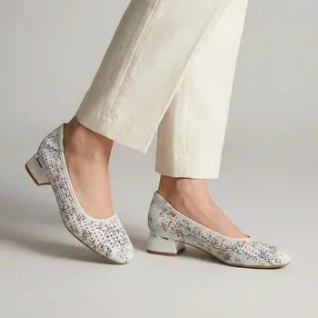 Dámské lodičky Pass Collection Dámské bílé perforované kožené lodičky s květinovým potiskem Velikost: 38