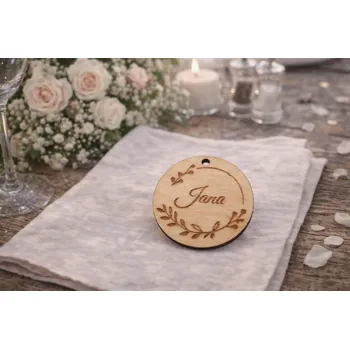 Svatební dekorace Dary dřeva Kulatá dřevěná jmenovka na svatbu – personalizovaná