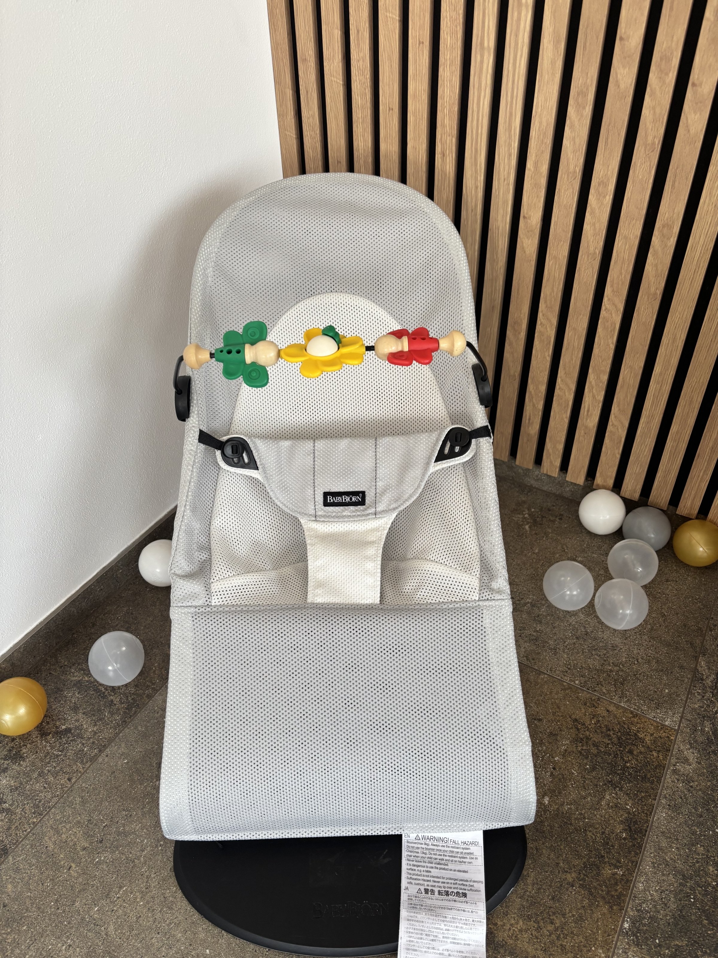 Lehátko Babybjörn Balance Soft Silver-White Mesh s hračkou