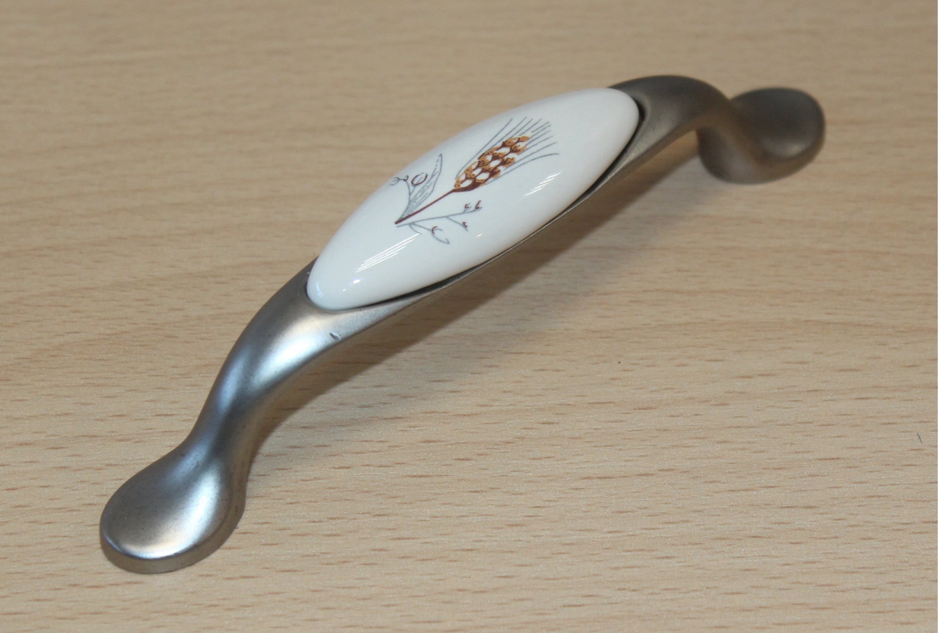 11066 - úchyt 96mm nikl - porcelánový klásek. Vhodná pro kuchyňské linky, komody i skříňky.