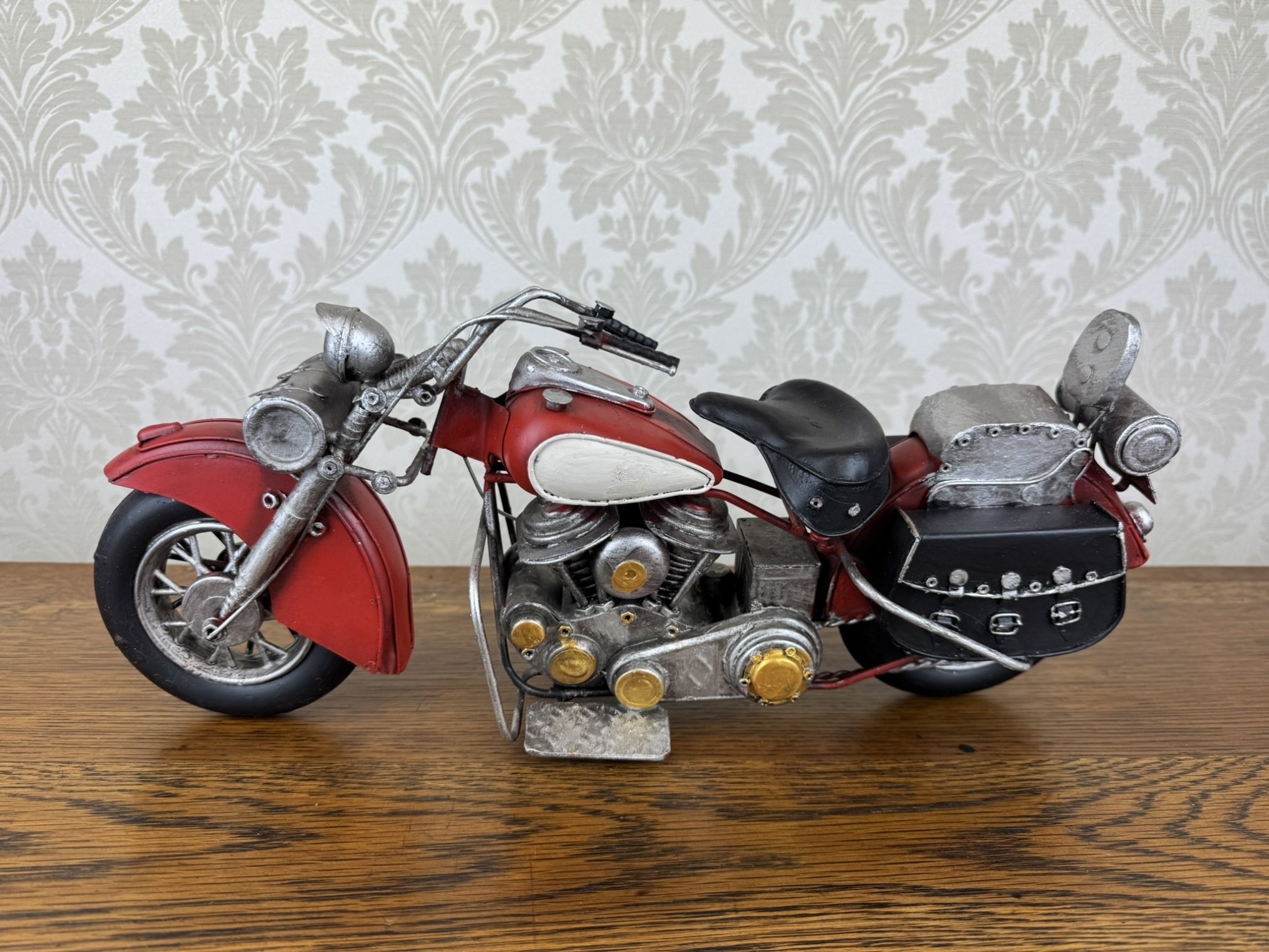 Plechový model červeného motocyklu s černými brašnami, cena za ks