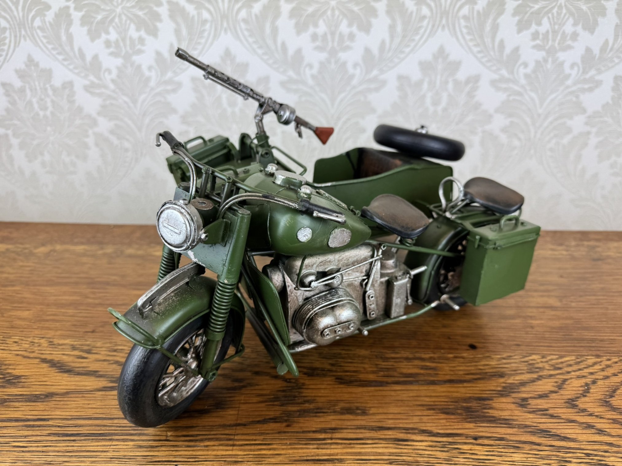 Plechový model vojenského motocyklu se sajdkárou v olivově zelené barvě s kulometem, cena za ks