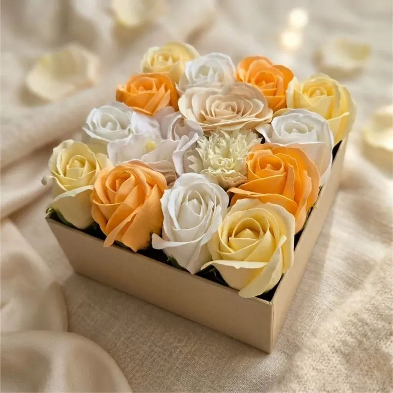 Flower Box Vanilla Dream | luxusní dárek pro ženy (Luxusní Flower Box plný vášně a mýdlových růží je ideální a originální dárek pro jakoukoliv ženu)
