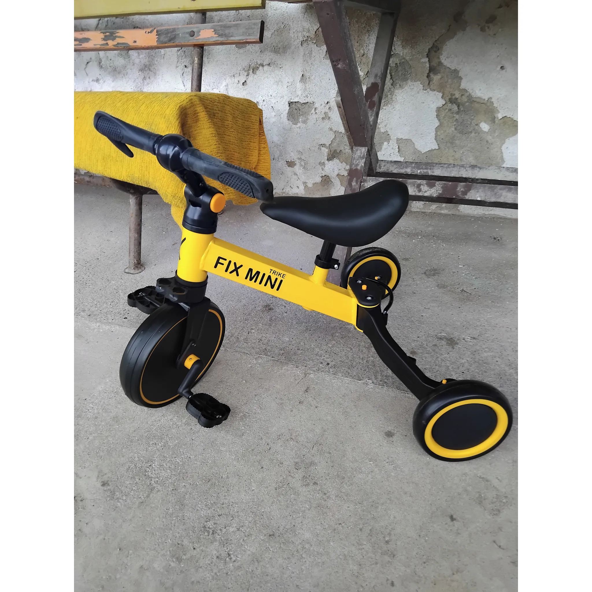 Fotografie 2 - Odrážedlo Trike FIX Mini tříkolka 3v1 červená