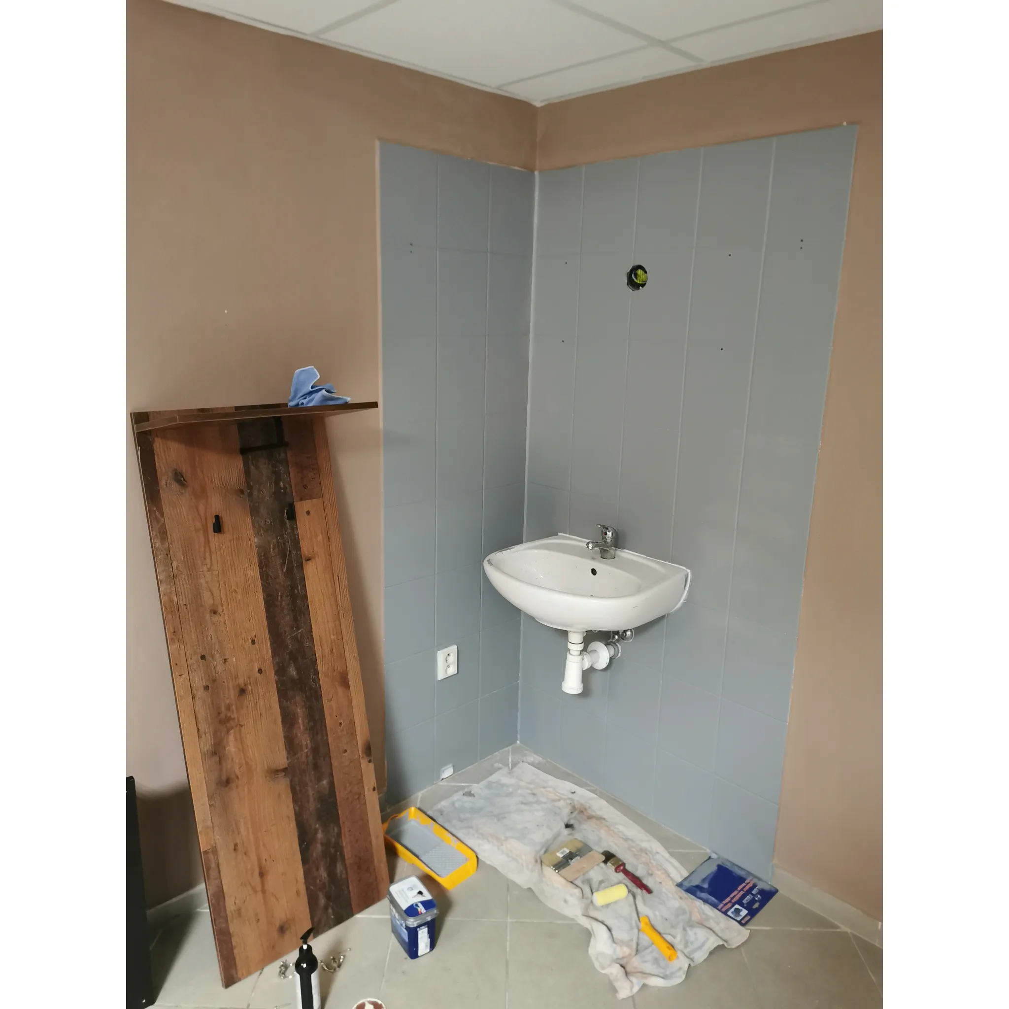 Fotografie 2 - Univerzální barva Dulux Rychlá renovace keramické obklady 750 ml skandinávská šedá