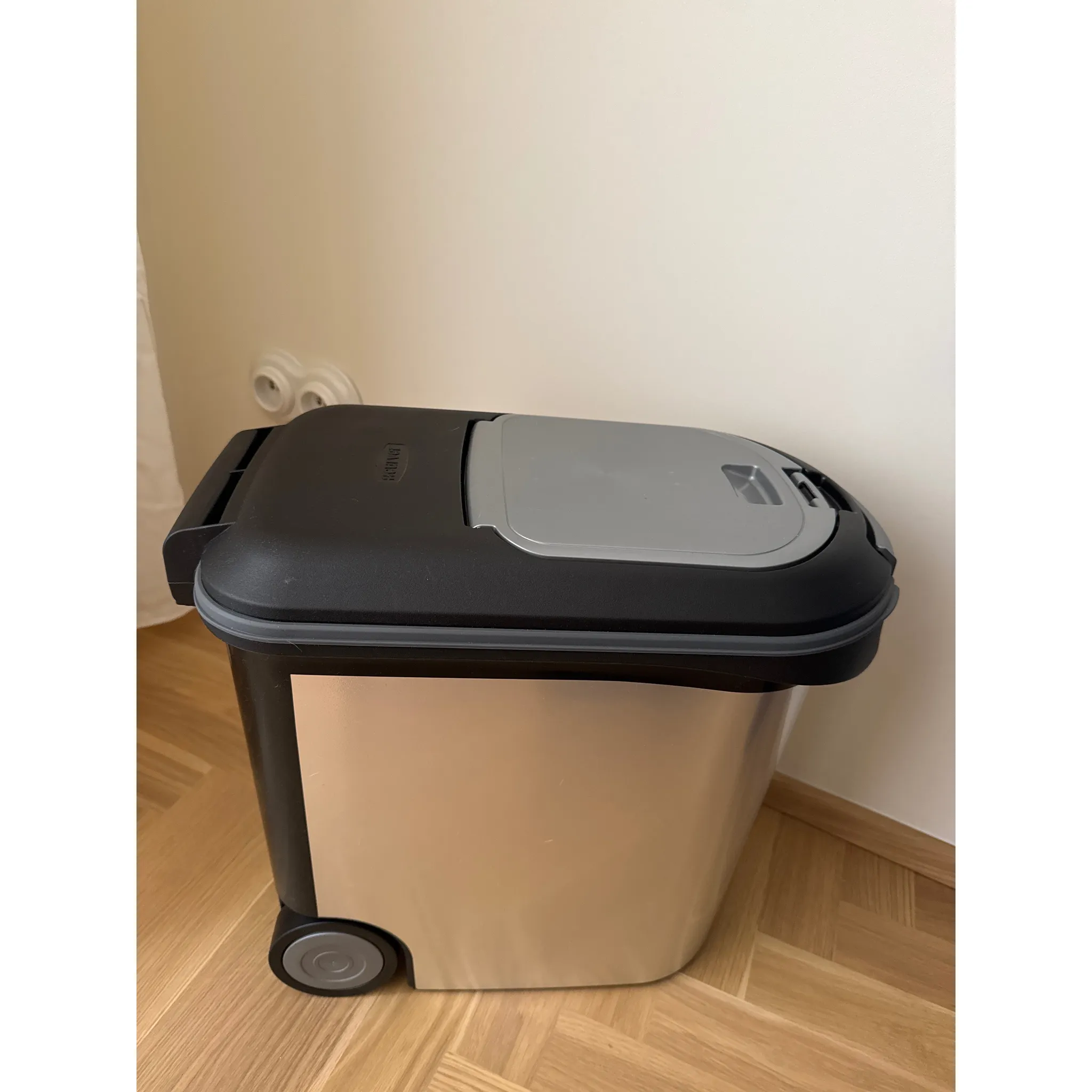 Fotografie 3 - Box na krmivo Curver Kontejner na krmivo 49,3 x 43 x 27,8 cm stříbrný
