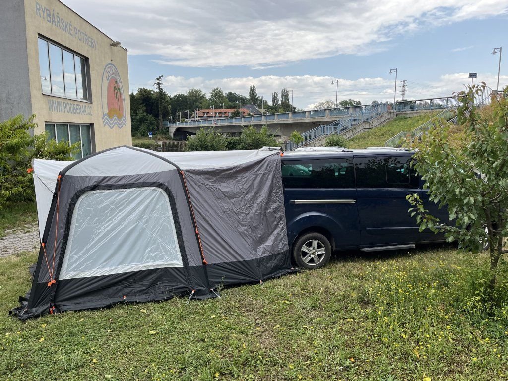 SAL nafukovací stan ke kufru auta 2.5 x 2.5m