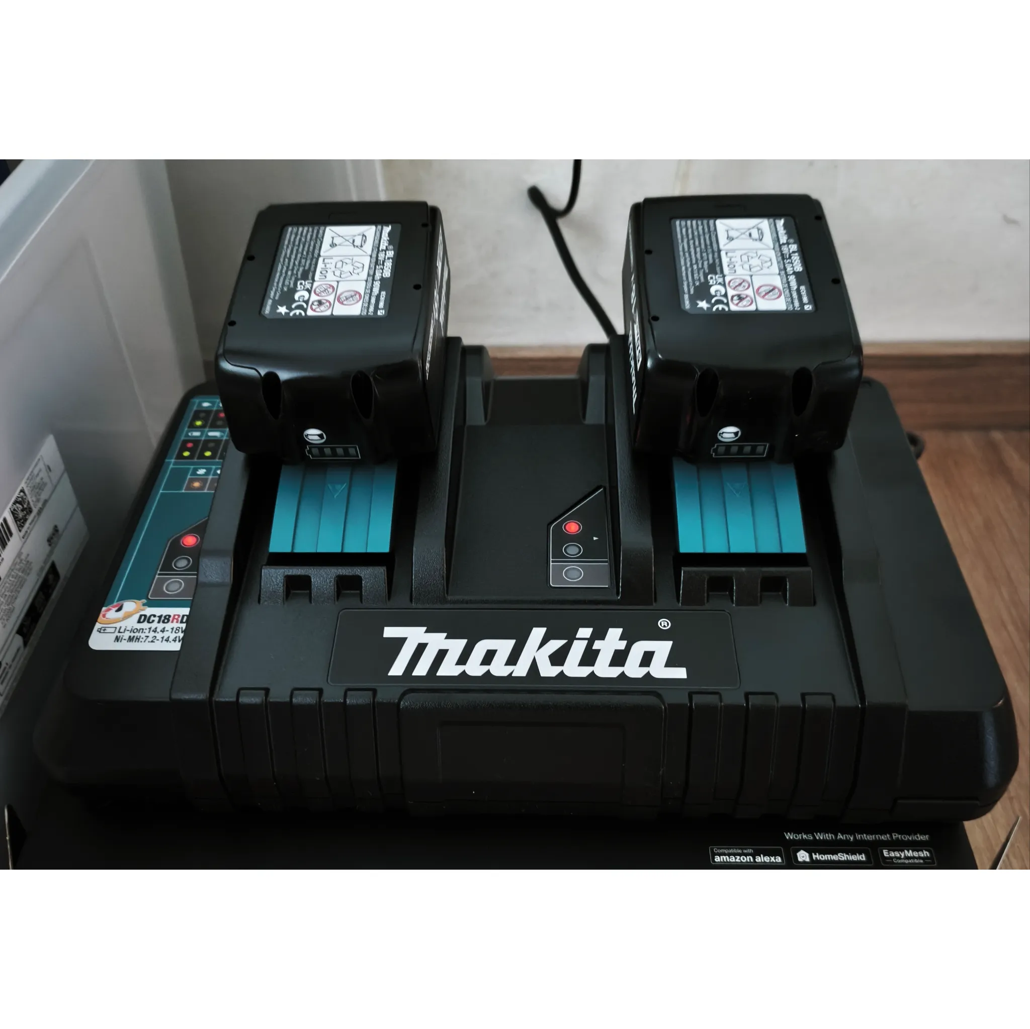 Fotografie 2 -  Makita sada 4xBL1850B + nabíječka DC18RD + systainer