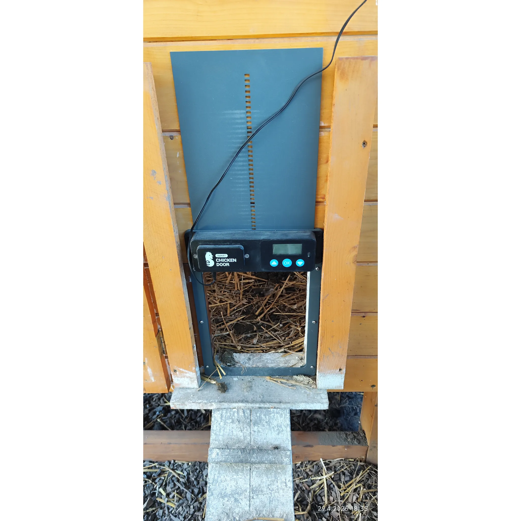Fotografie 2 -  VNT Electronics 8227 automatická dvířka do kurníku na adaptér 230 V + solární panel