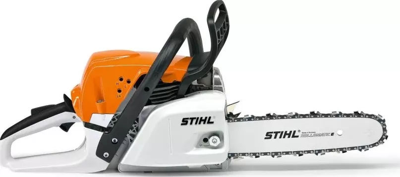 STIHL MS 251 (Pila STIHL MS 251 je vhodná pro přípravu palivového dříví v lese. Boční zařízení k napínání řetězu.)