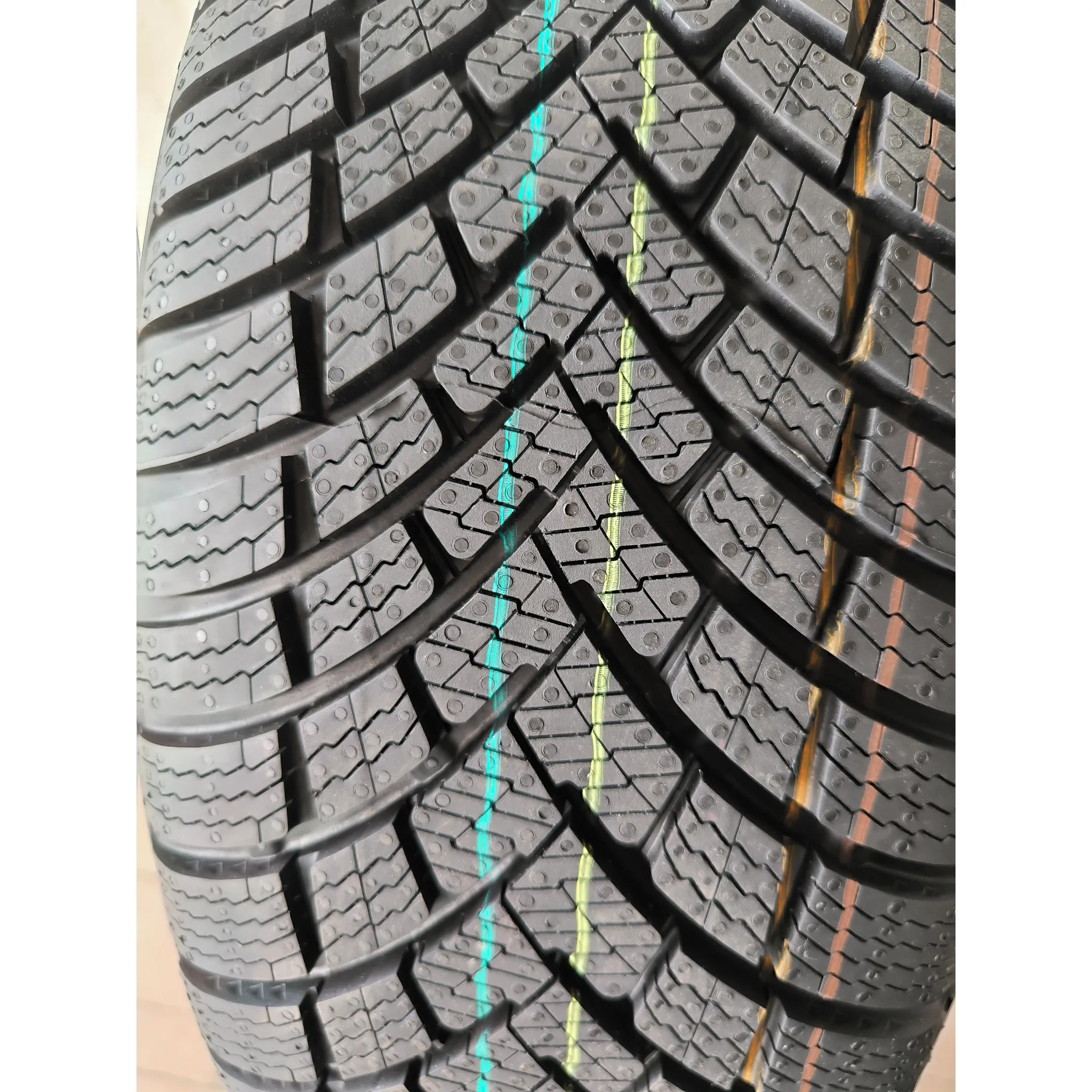 Fotografie 4 - Zimní osobní pneu Barum Polaris 6 205/55 R16 94 V XL