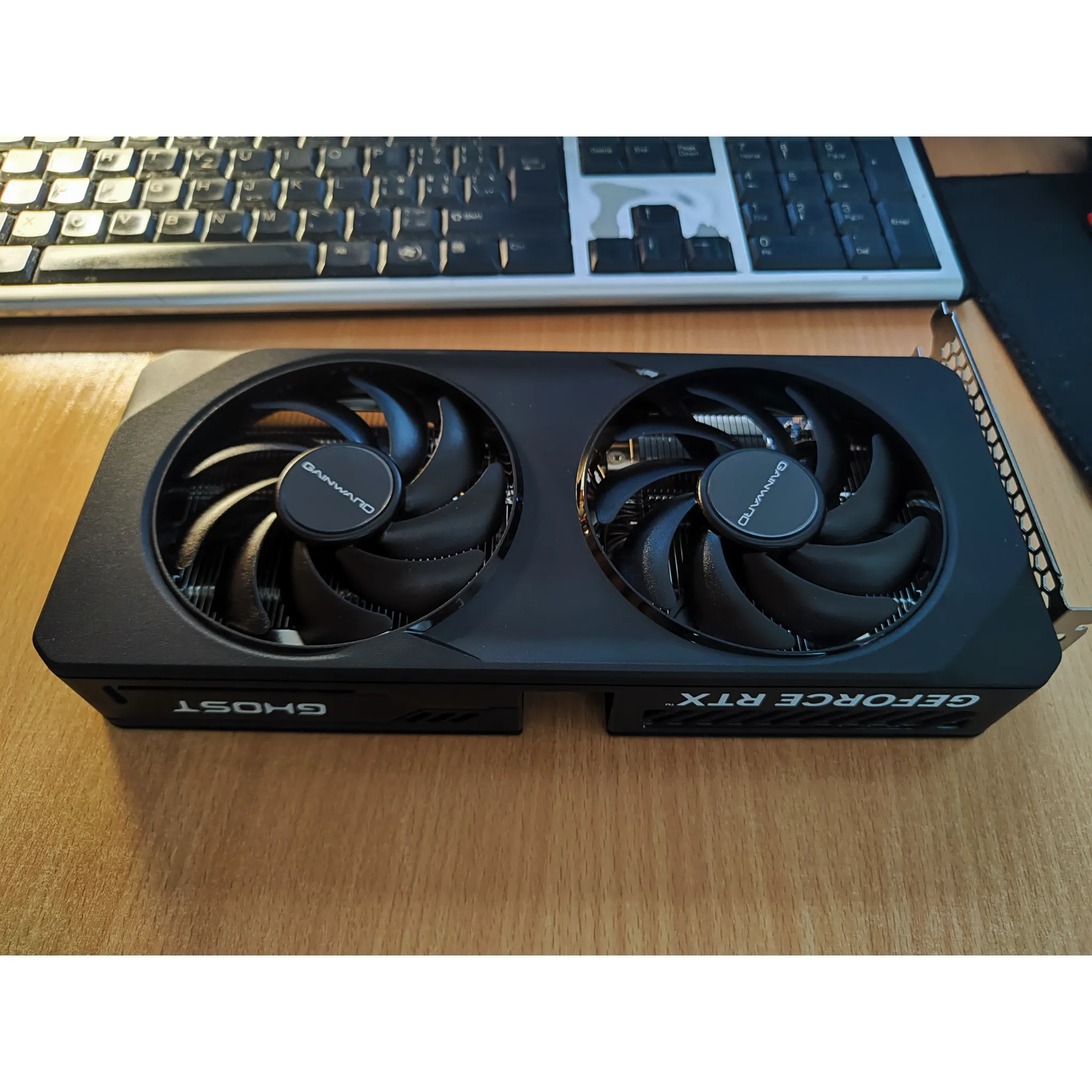 Fotografie 4 - Grafická karta Gainward GeForce RTX 5060 Ghost 8 GB (NE75060019P1-GB2063B)