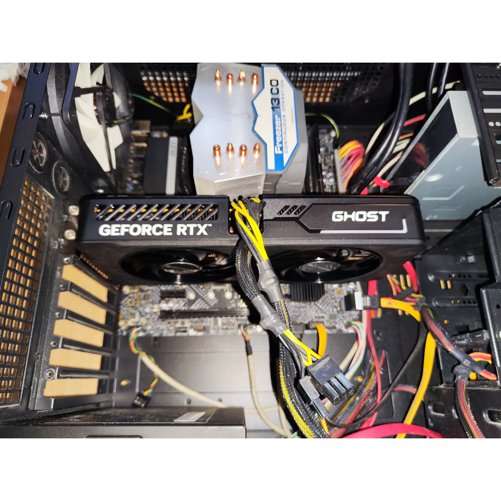 Fotografie 2 - Grafická karta Gainward GeForce RTX 5060 Ghost 8 GB (NE75060019P1-GB2063B)