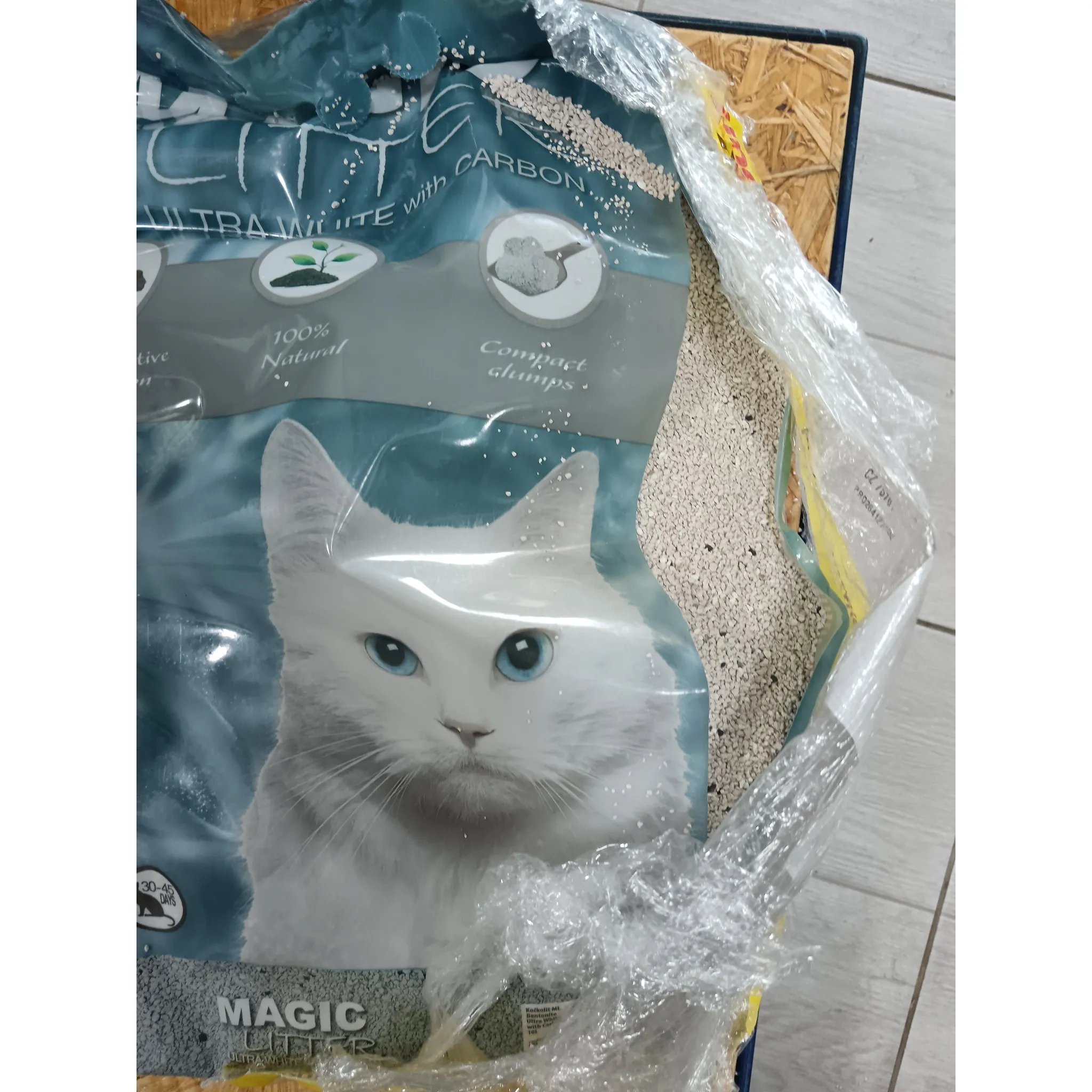 Fotografie 3 - Podestýlka pro kočku Magic Cat Magic Litter Bentonite Ultra White with Carbon 10 l