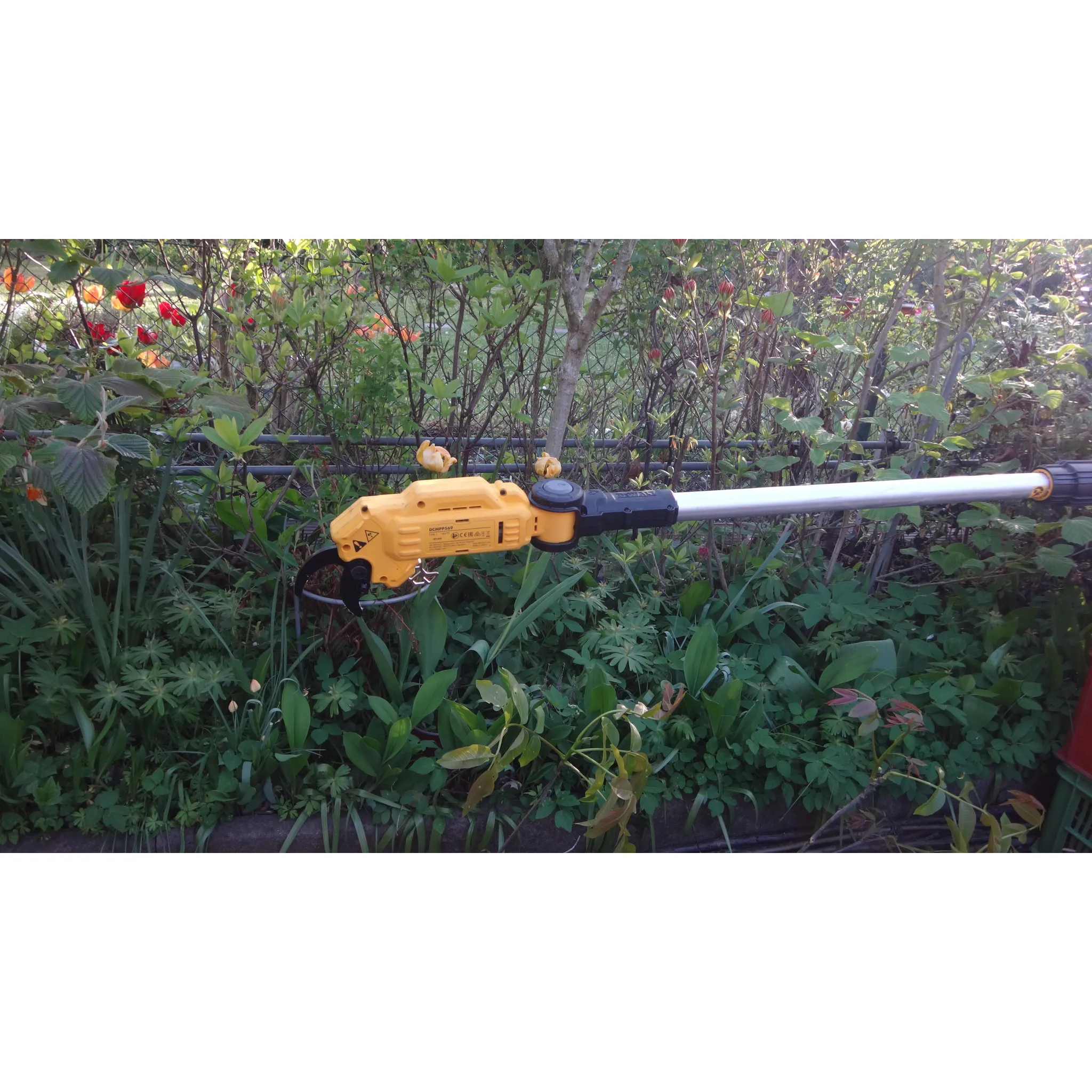Fotografie 2 - Nůžky na větve DeWALT DCMPP569P1-QW 1x 5,0 Ah + nabíječka