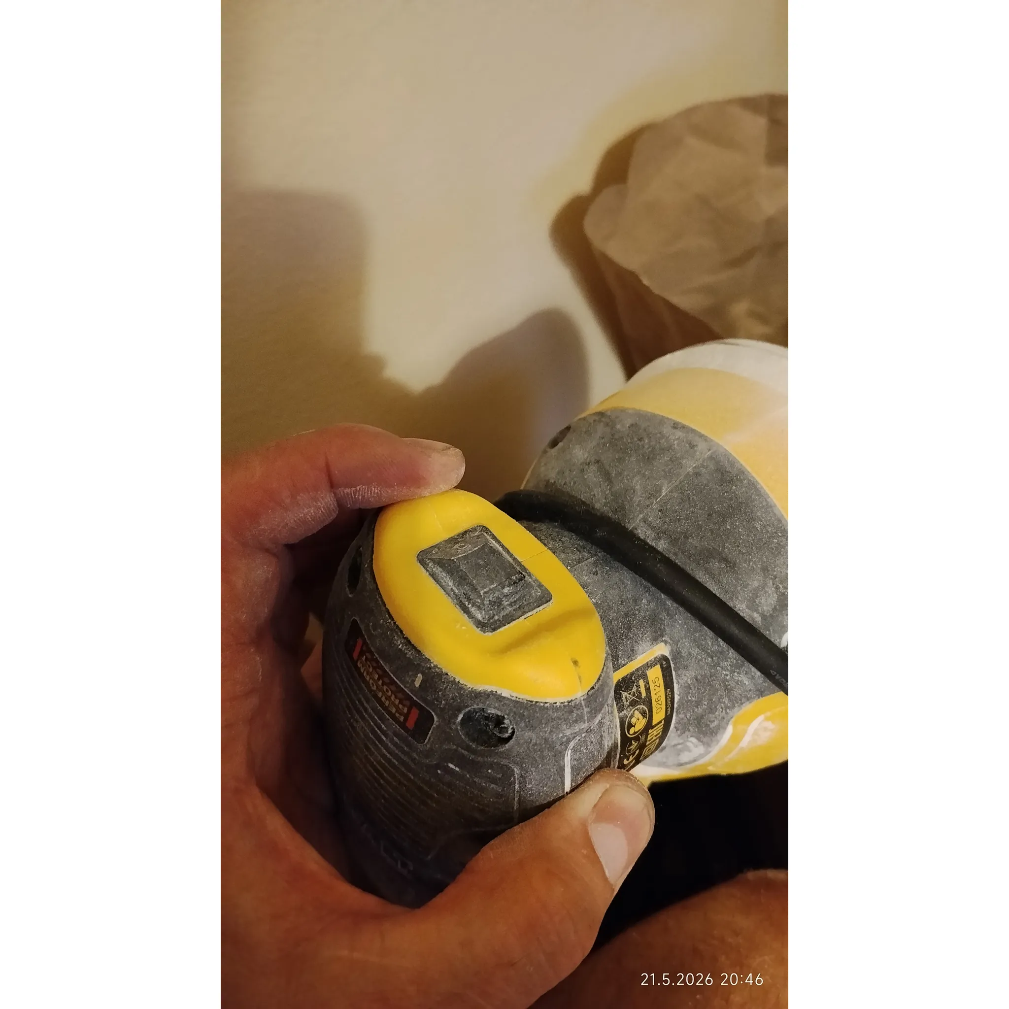 Fotografie 3 - Excentrická bruska DeWALT DWE6423