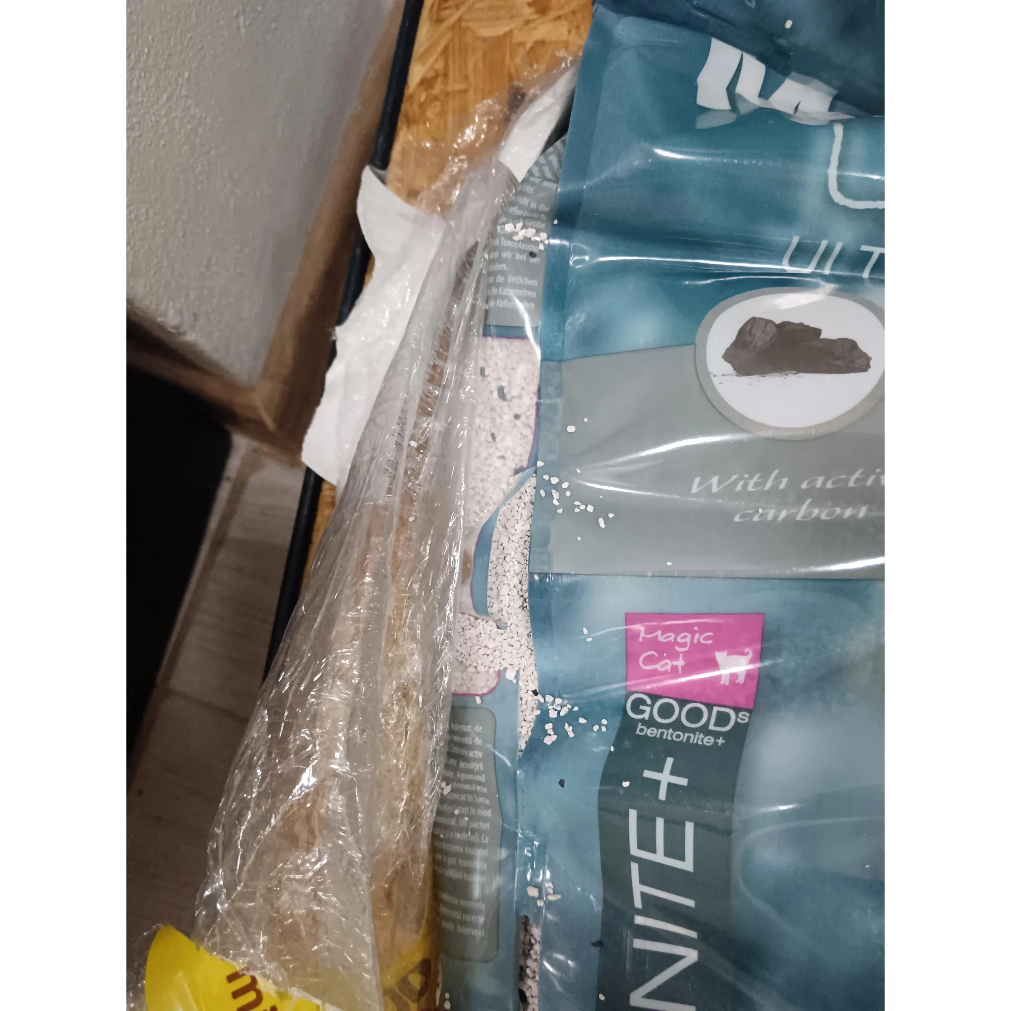 Fotografie 2 - Podestýlka pro kočku Magic Cat Magic Litter Bentonite Ultra White with Carbon 10 l