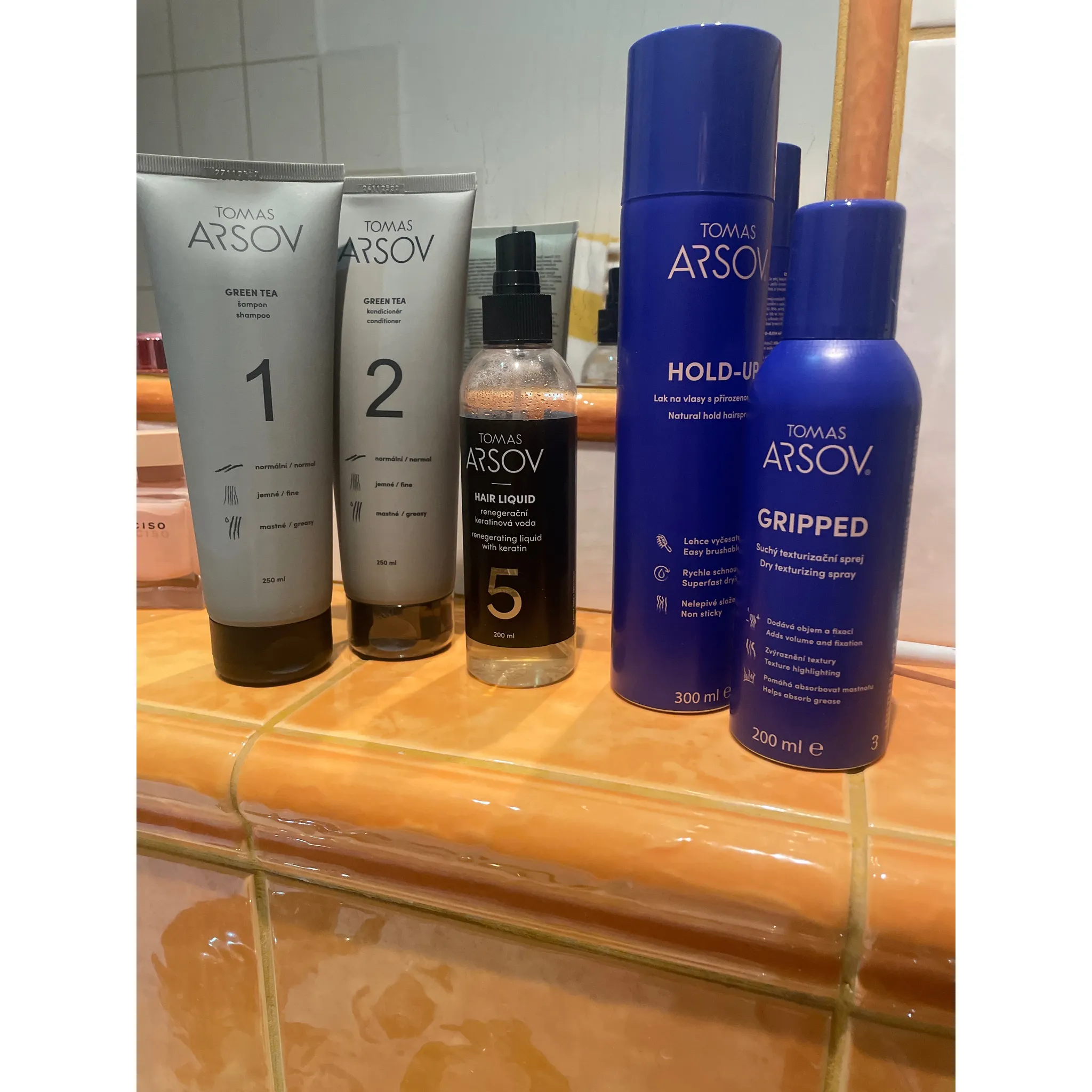 Fotografie 2 - Stylingový přípravek Tomas Arsov Hold-Up Natural Hold Hairspray lak na vlasy s přirozenou fixací 300 ml