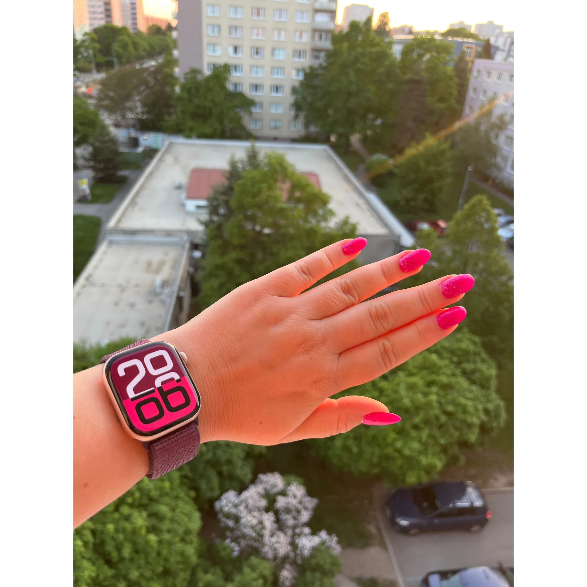 Fotografie 5 - Chytré hodinky Apple Watch Series 10 46 mm růžově zlatý hliník se světle ruměným sportovním řemínkem S/M