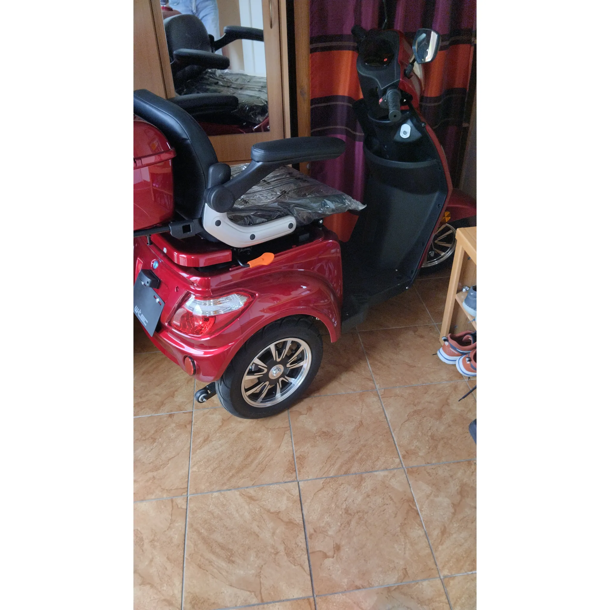 Fotografie 3 - Elektrický invalidní skútr inSPORTline Zorica Lion elektrický tříkolový vozík červený