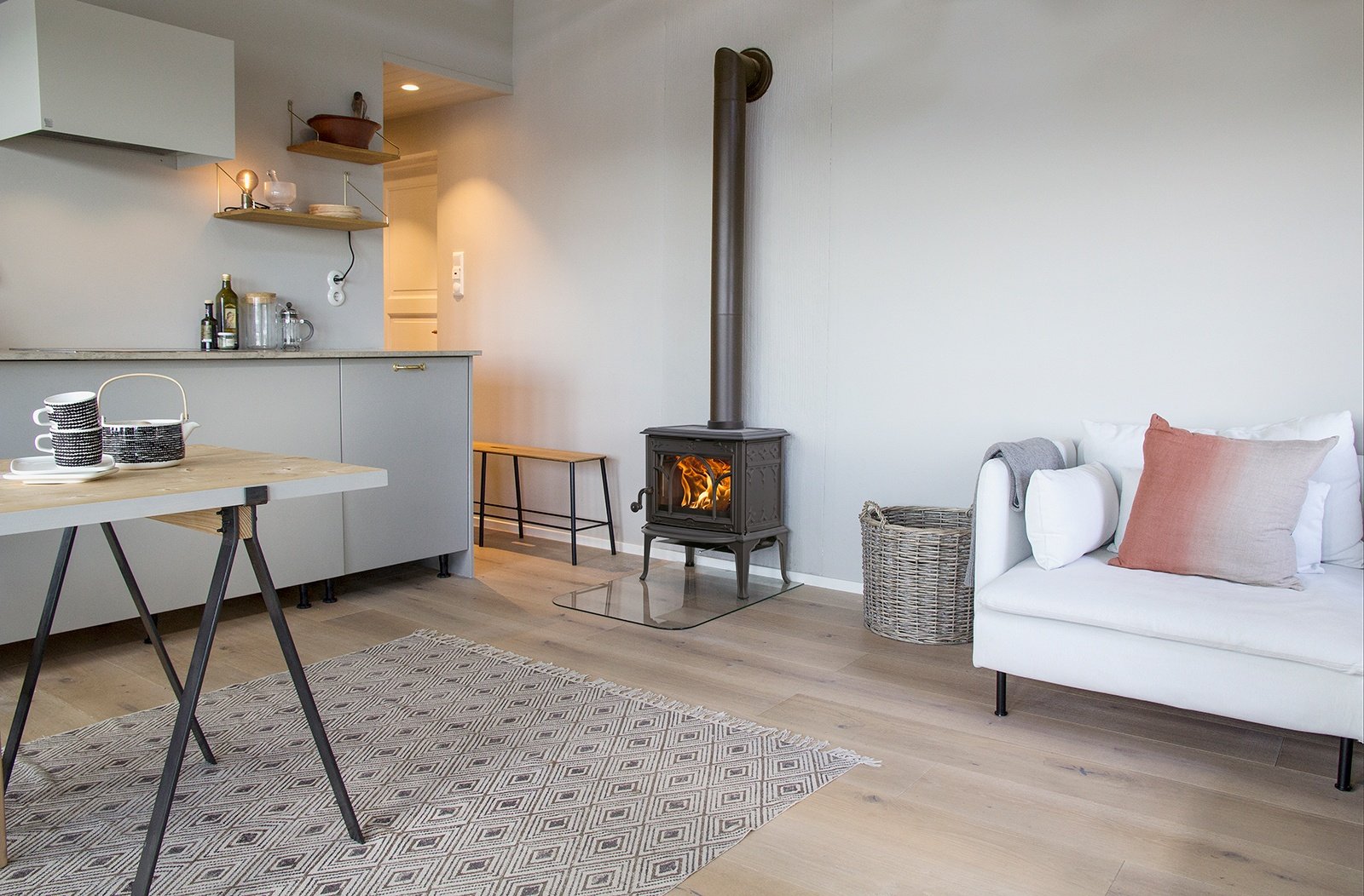 Jotul F 100 CB ECO.2 LL BP - černý lak, dvířka s ozdobnými příčkami