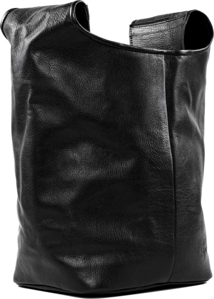Dámská městská prostorná crossbody taška z kozí kůže SARIKA TENEBRA, černá, s nastavitelným popruhem, zapínání na magnet