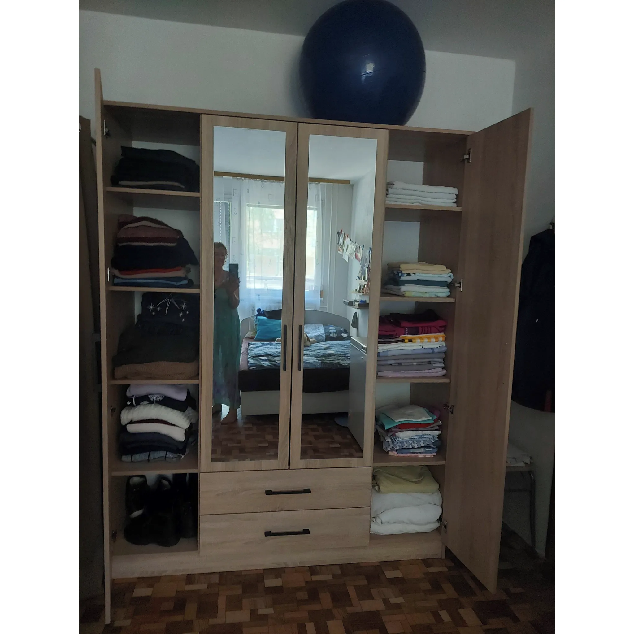 Fotografie 2 - Šatní skříň Topeshop Romana 160 se zrcadlem dub sonoma