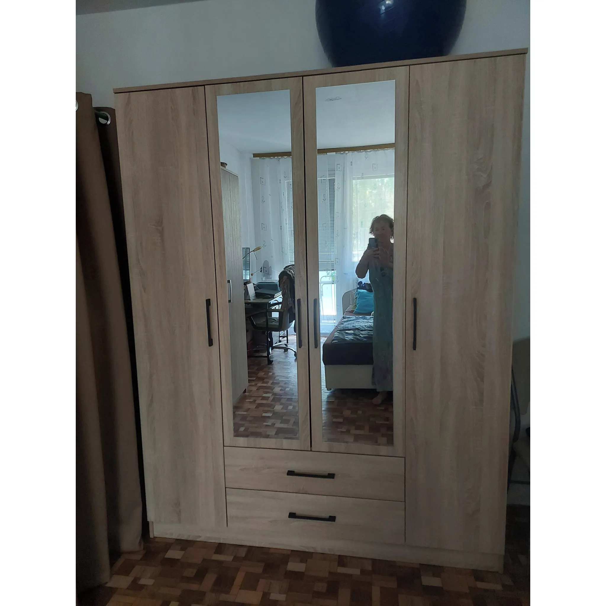 Fotografie 4 - Šatní skříň Topeshop Romana 160 se zrcadlem dub sonoma