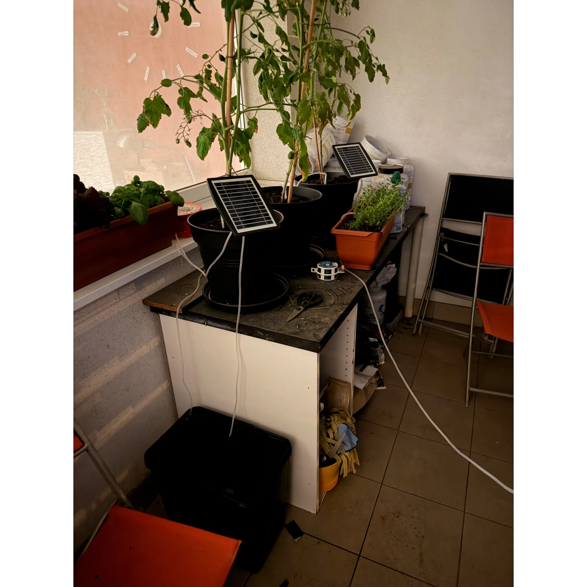 Fotografie 2 - Zavlažovací systém Mobilly Smart zavlažovací systém se solárním panelem 2000 mAh 10 trysek