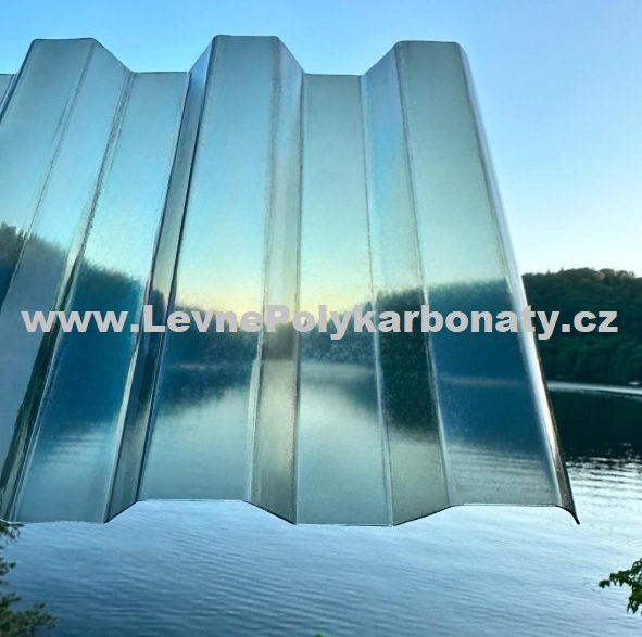 Trapézový polykarbonát 0,8 mm GUTTAGLISS MAKRO ANTRACIT - šíře 1,06 m x délka 2,5 m (Trapézová polykarbonátová deska síla 0,8 mm profil 76/18 mm hladká bez struktury antracit)