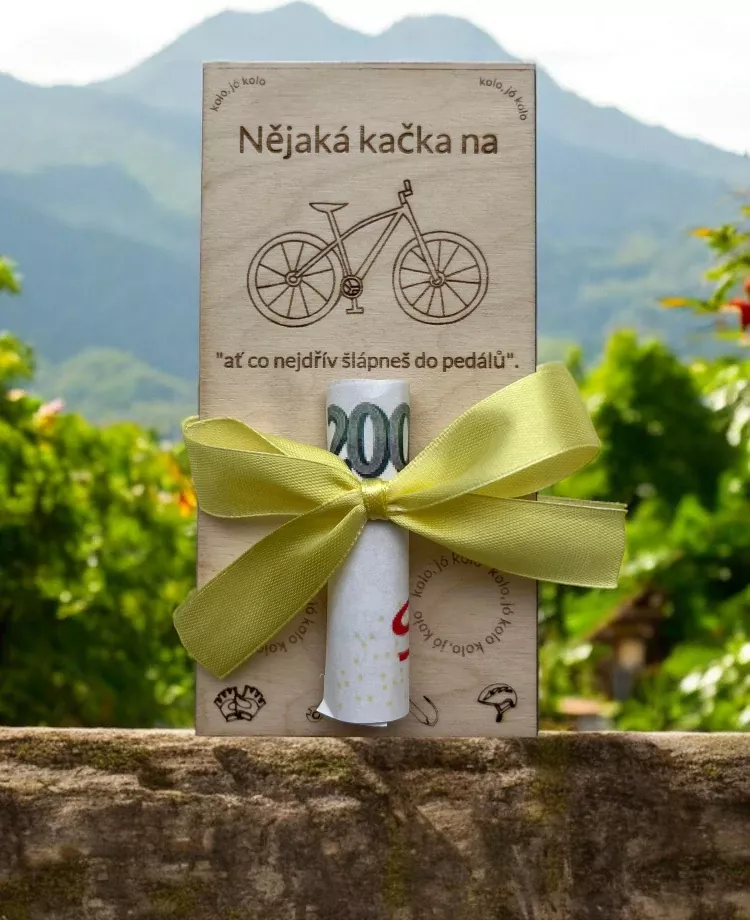 Dřevěná obálka na peníze „Nějaká kačka na kolo“ – pro cyklistu
