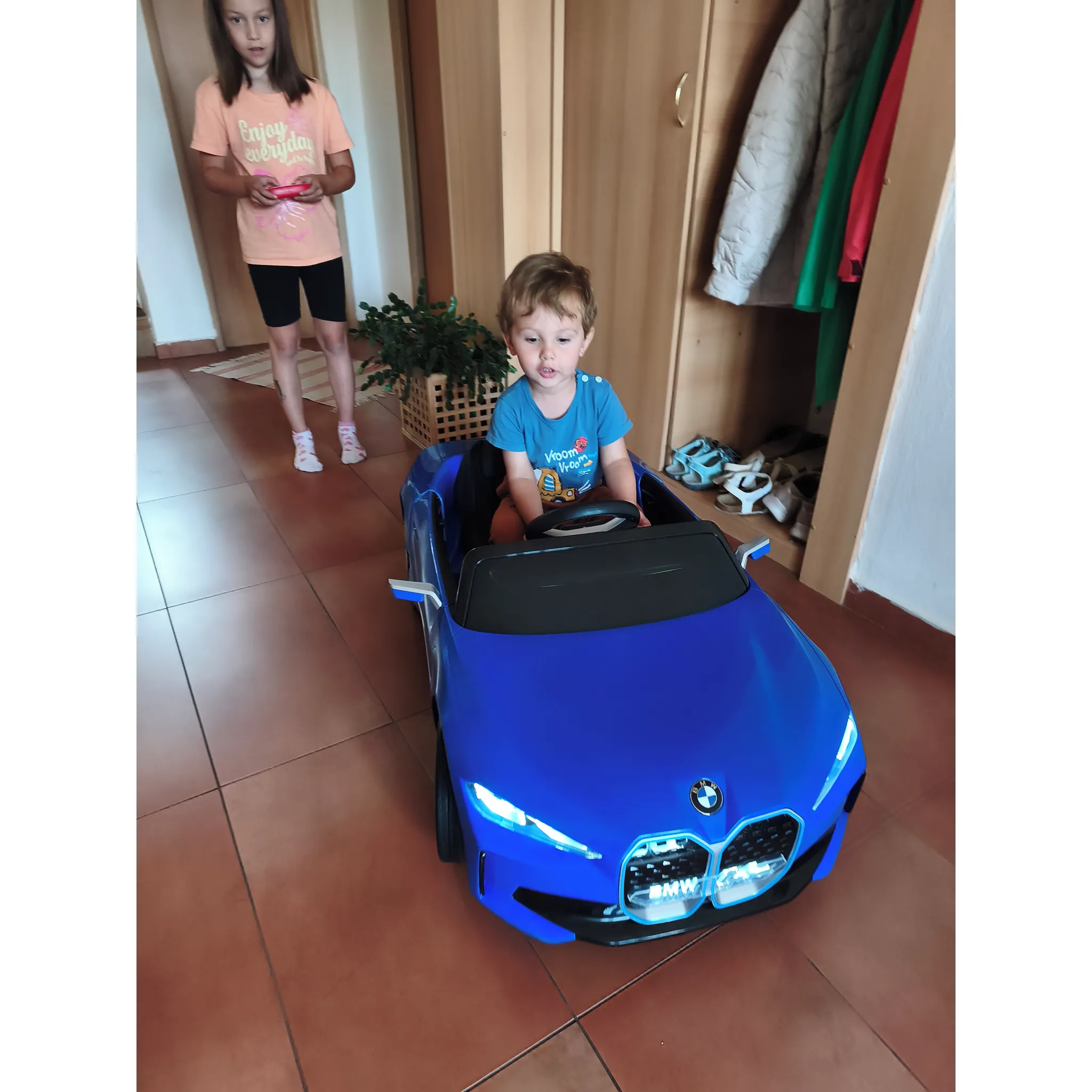 Fotografie 2 - Dětské elektrovozidlo Dětské elektrické autíčko BMW i4 zlaté