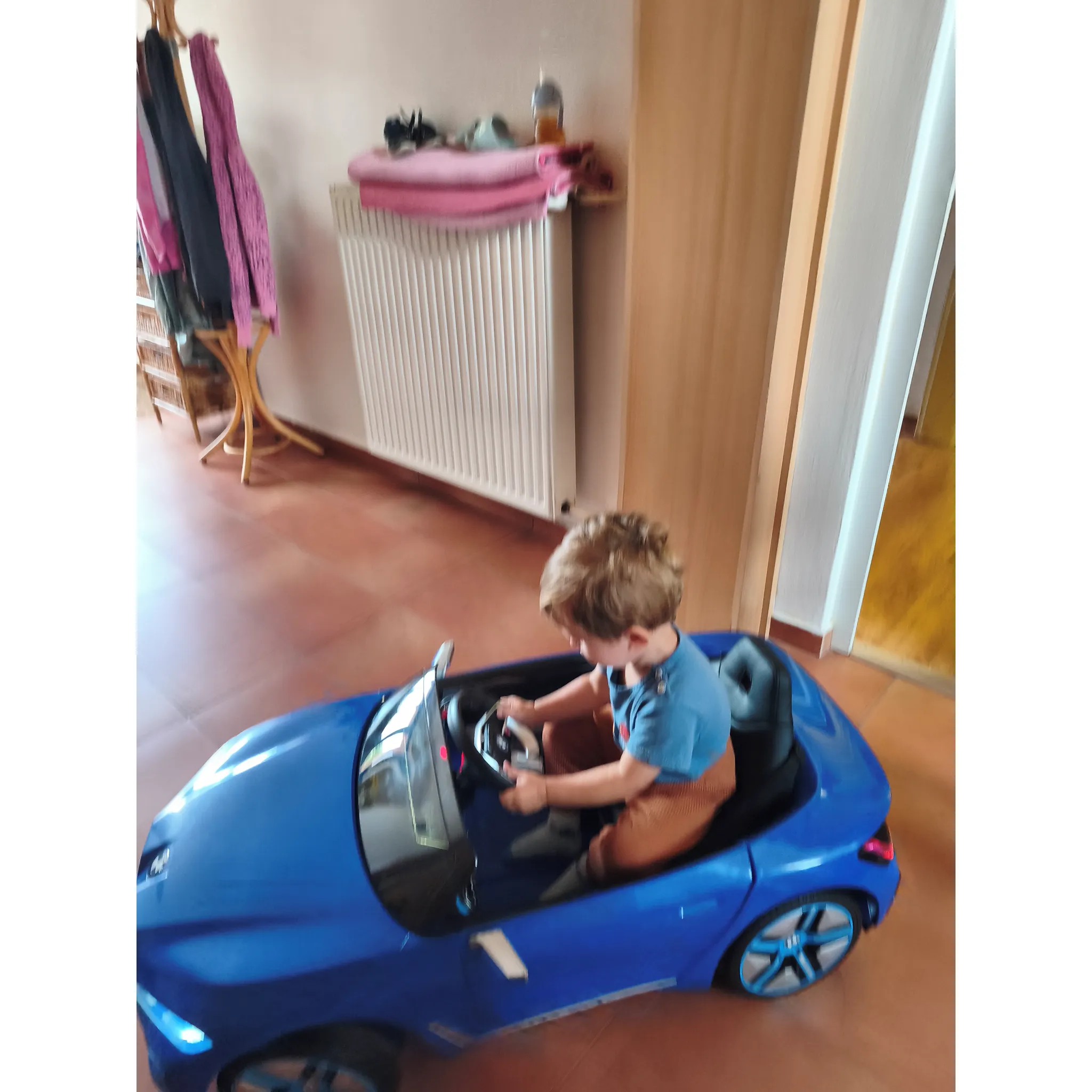 Fotografie 3 - Dětské elektrovozidlo Dětské elektrické autíčko BMW i4 zlaté