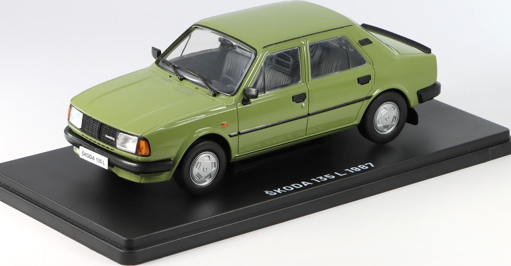 DeAgostini Škoda 135L 1987 1:24 - časopis Nadčasové Ikony #15 s modelem Škoda 135L - kovový model