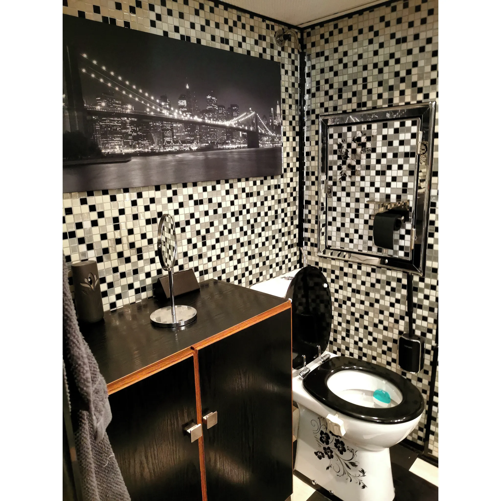 Fotografie 2 - Toaletní papíry Renova Black Label černý 3vrstvý 6 ks