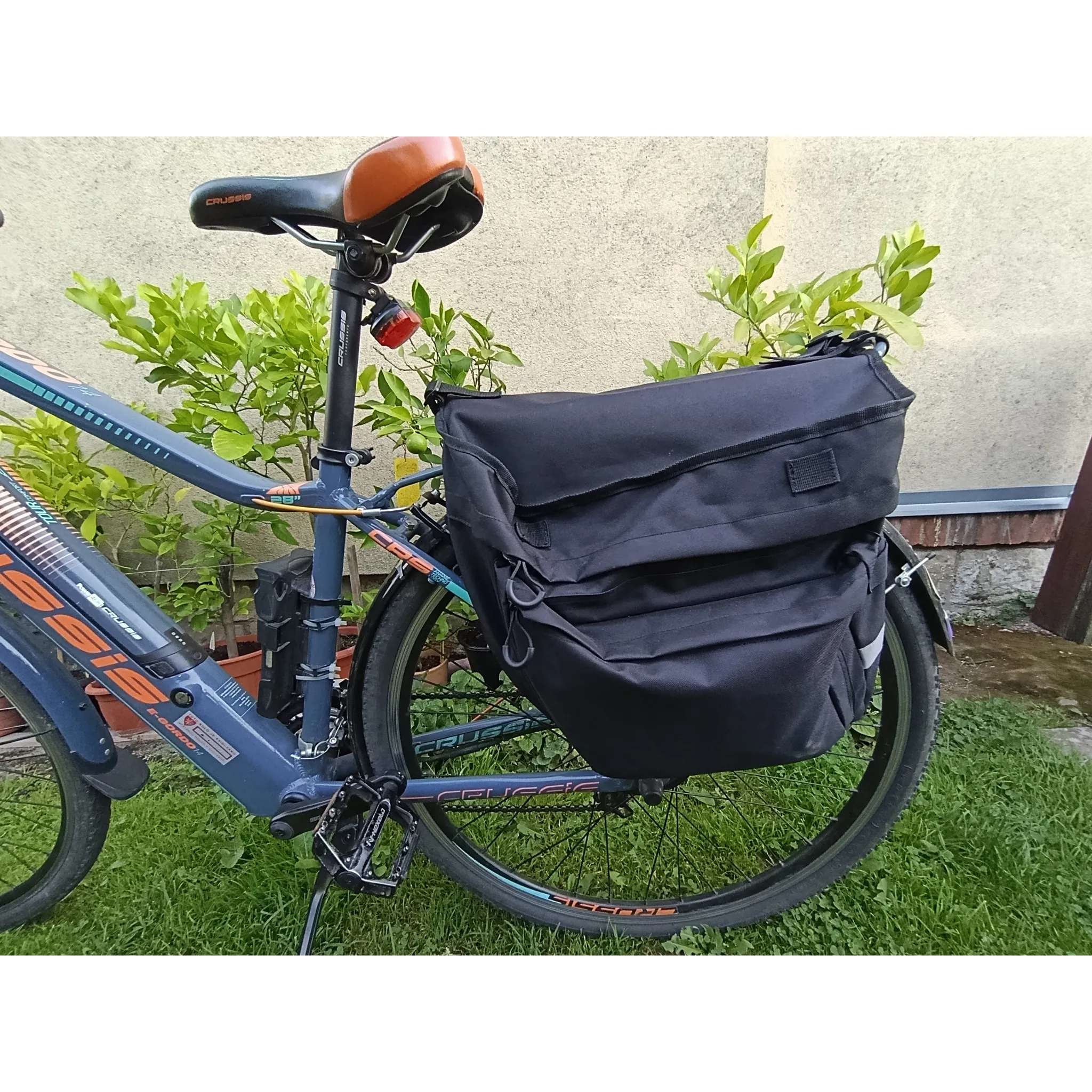 Fotografie 2 - Brašna na kolo Force Noem Bud F černá 2x 18 l