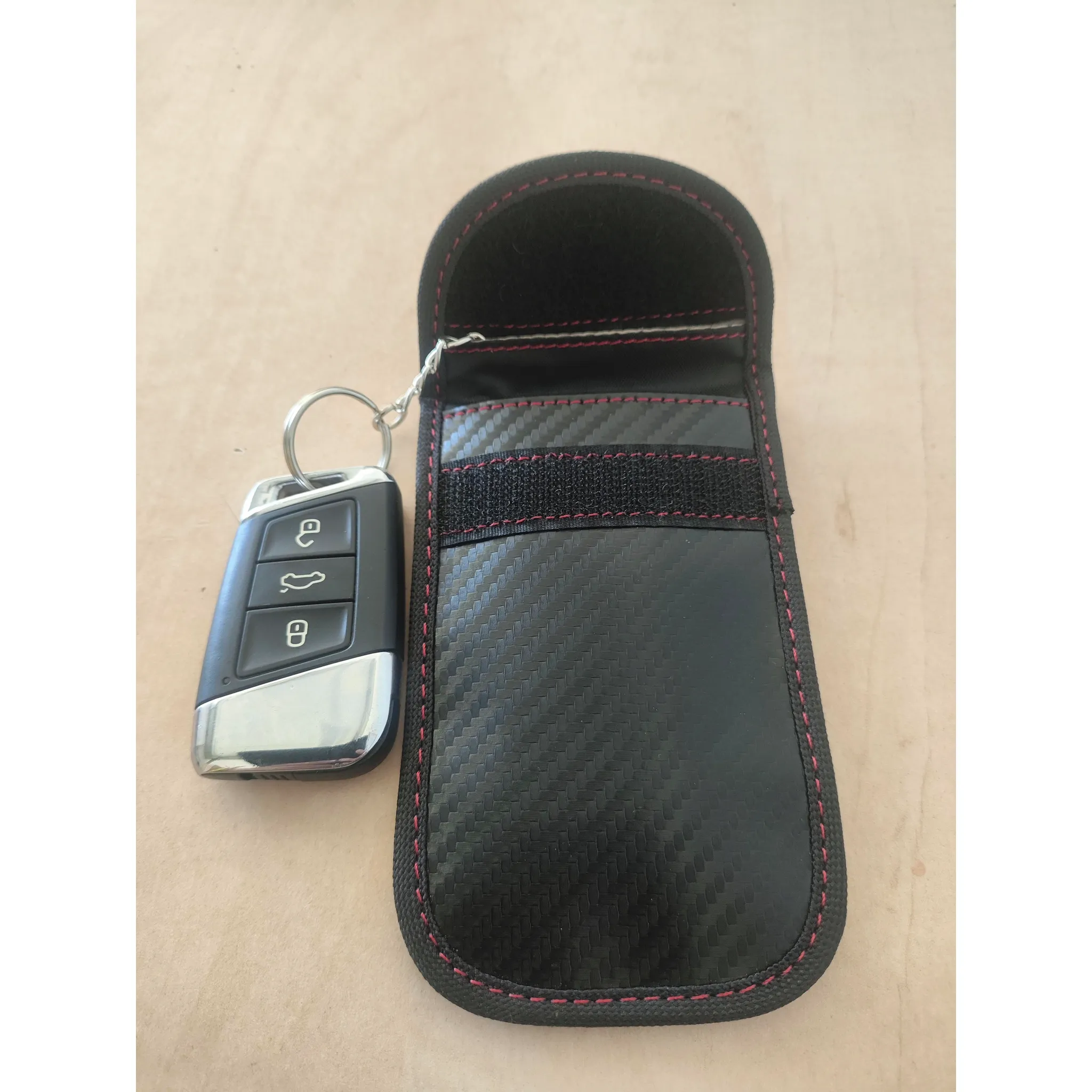 Fotografie 2 -  Bezpečnostní stíněné pouzdro na klíče od auta do 90 dB na suchý zip se řetízkem 13 x 8 cm černé/červené