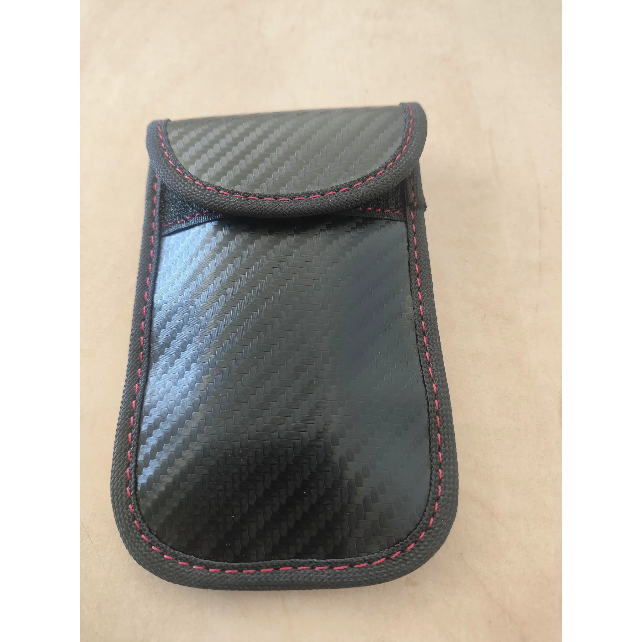 Fotografie 3 -  Bezpečnostní stíněné pouzdro na klíče od auta do 90 dB na suchý zip se řetízkem 13 x 8 cm černé/červené