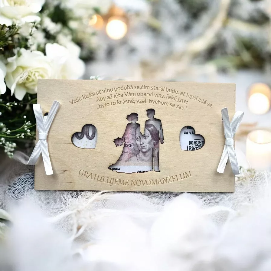 Dřevěná svatební obálka na peníze – novomanželé se srdíčky Bez úpravy – jako na fotografii